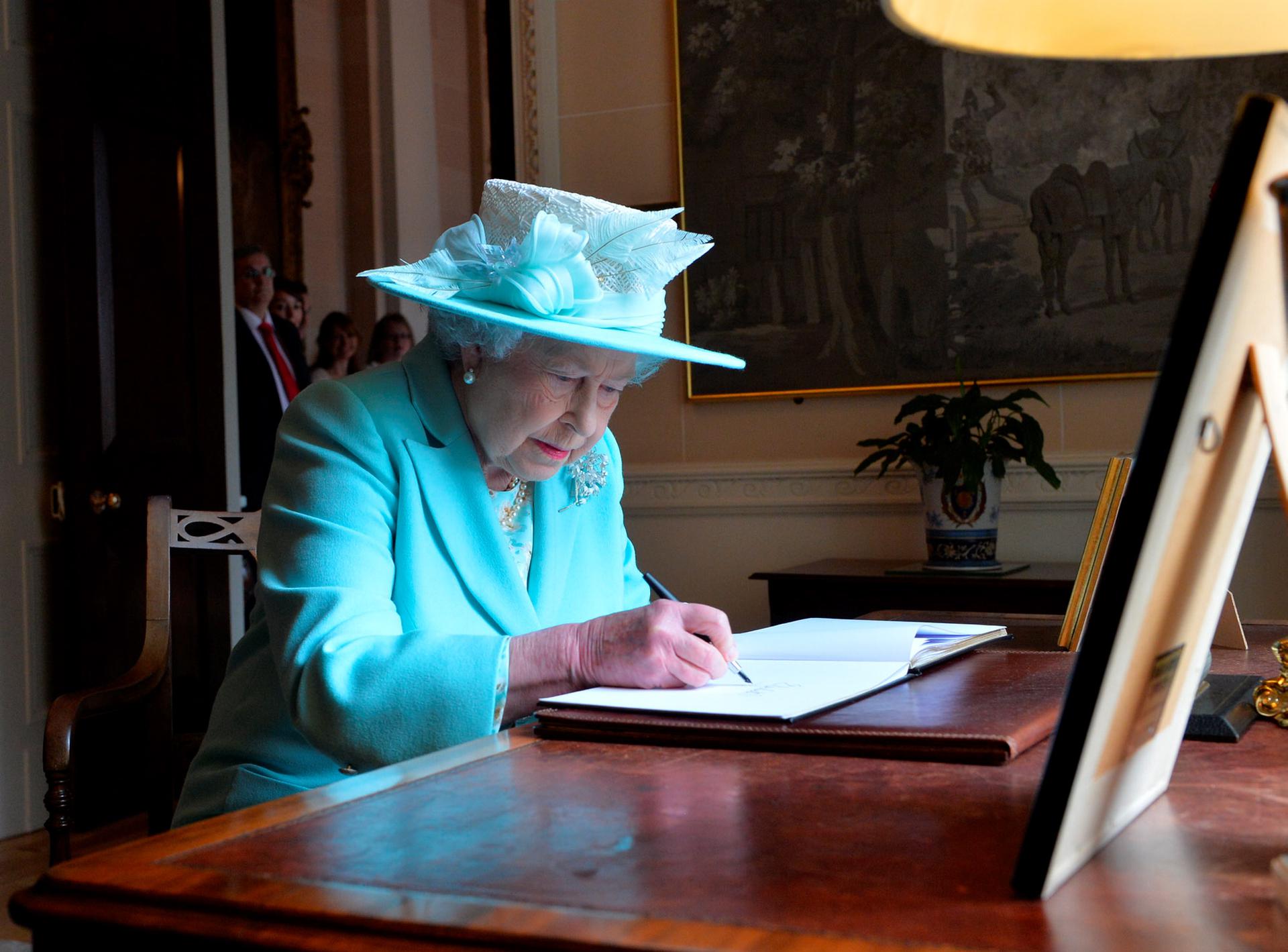 Королева предсказаний. Шляпы королевы Елизаветы 2. Королева Англии Дракула.