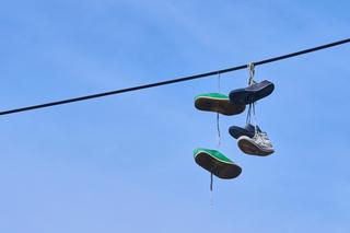 Co oznaczają buty zawieszone na liniach energetycznych?