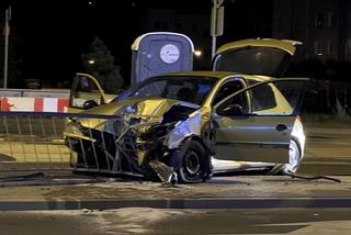 Pościg policyjny w Warszawie. Rozbity radiowóz i skoszone barierki