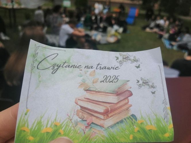 Czytanie na trawie w siedleckim Ekonomiku