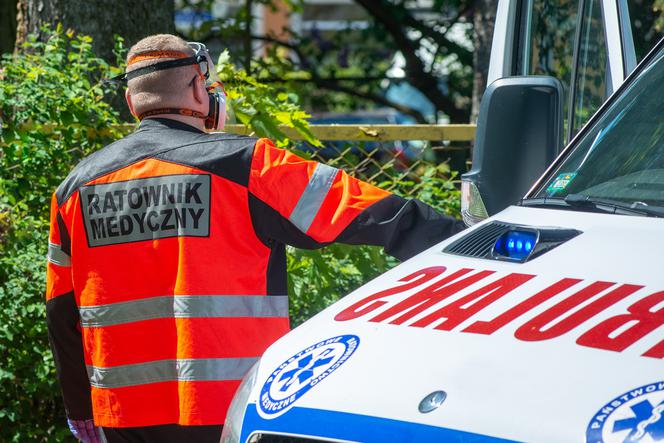 Przyjechali pomóc innemu mężczyźnie. Ratownik medyczny pobity podczas interwencji!