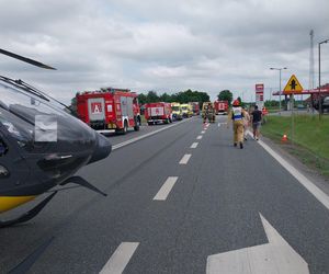 Poważny wpadek koło Krośniewic. W zderzeniu busa z ciężarówką rannych zostało 11 osób