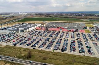 Oblężenie w Oblężenie w Gliwicach! Dziś otwarto Silesia Outlet, parking wypełniony po brzegi [ZDJĘCIA]! Dziś otwarto Silesia Outlet, parking wypełniony po brzegi [ZDJĘCIA]