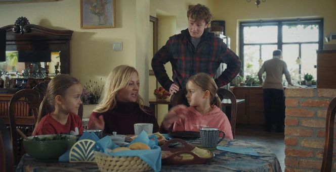 M jak miłość odc. 1854. Kacper (Bartosz Ziewiec), siostry (Natalia i Nadia Witkowskie), Jagoda (Katarzyna Kołeczek)