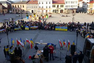 Młodzi ludzie - solidarni z walczącą Ukrainą 