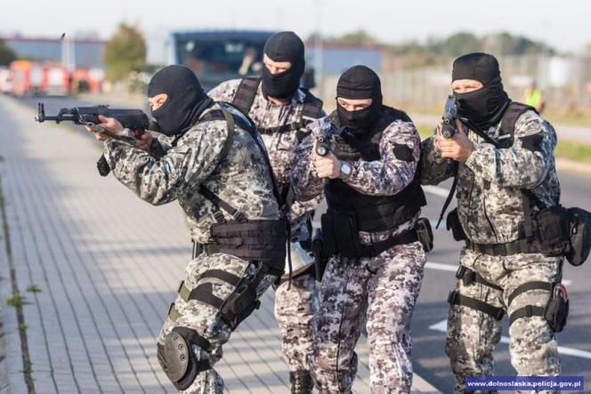 Pościg za porwanym autobusem i strzelanina z terrorystami. Tak szkolą się policjanci!