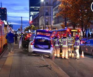 Koszmarne zderzenie audi, volvo i tramwaju. Totalna demolka na przystanku