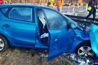 Osobowy hyundai zderzył się z pociągiem w Prostkach. Kierowca auta był pijany [ZDJĘCIA]