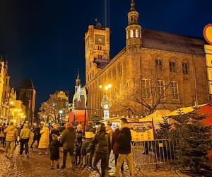 Toruński Jarmark Bożonarodzeniowy wieczorową porą