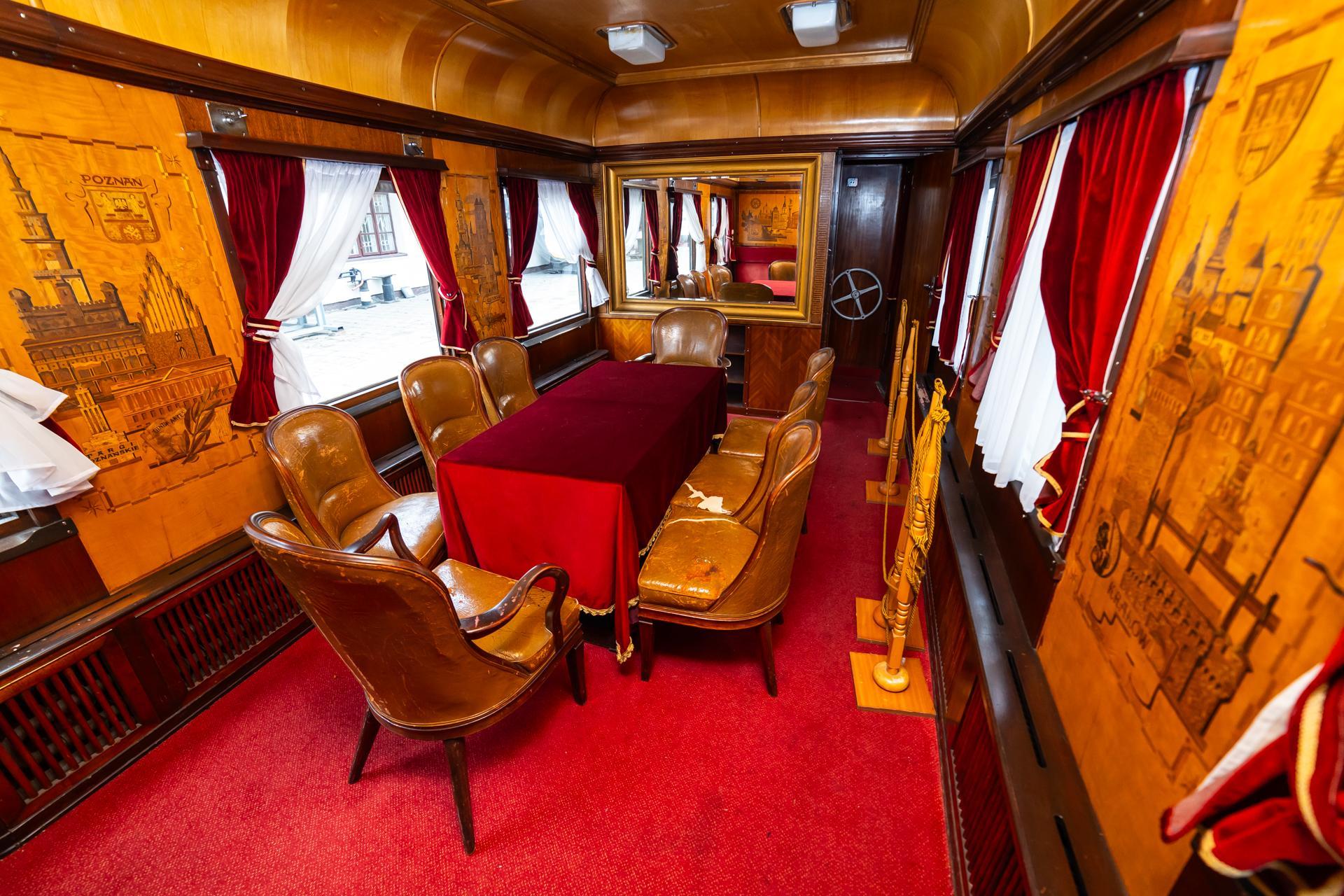 Wagon salonowy - zdjęcia. Zobacz wnętrze wagonu, którym podróżowali najważniejsi politycy z PRL-u