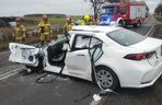 Tragiczny wypadek pod Lesznem. Przód osobówki został kompletnie zmiażdżony. Strażacy wycinali z wraku poszkodowaną