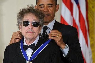 Legendarny muzyk ratuje TikToka? Jego pierwsze nagranie obejrzało 2 miliony osób!