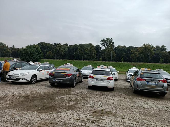 Tak wyglądał protest taksówkarzy w Warszawie. Boją się o swoje wypłaty!