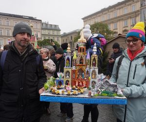 Wystawa szopek na Rynku Głównym w Krakowie przed 82. edycją konkursu