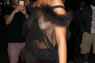 Rihanna pokazała piersi