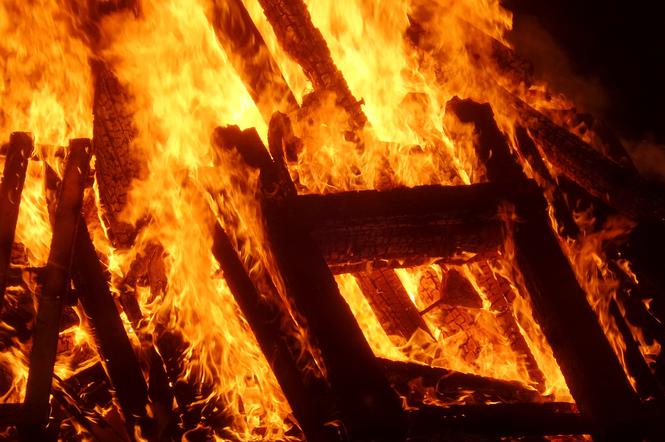 Pożar składowiska tekstyliów w Kamieńcu!  Trwa akcja gaśnicza