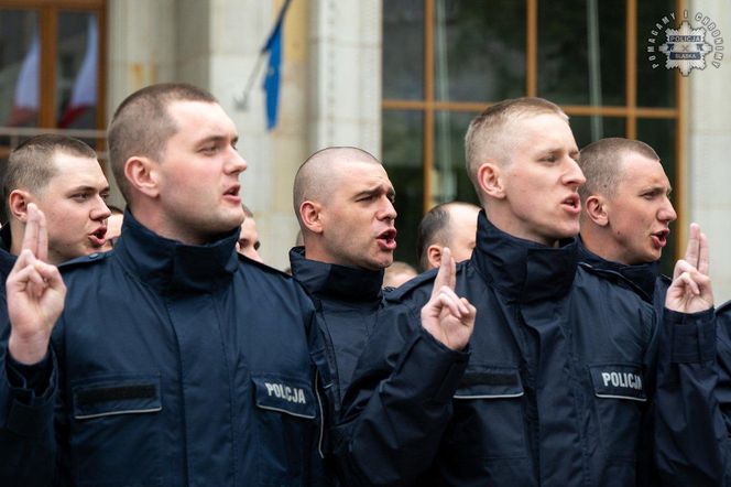 Policjantki i policjanci złożyli ślubowanie. 126 funkcjonariuszy zasiliło śląski garnizon