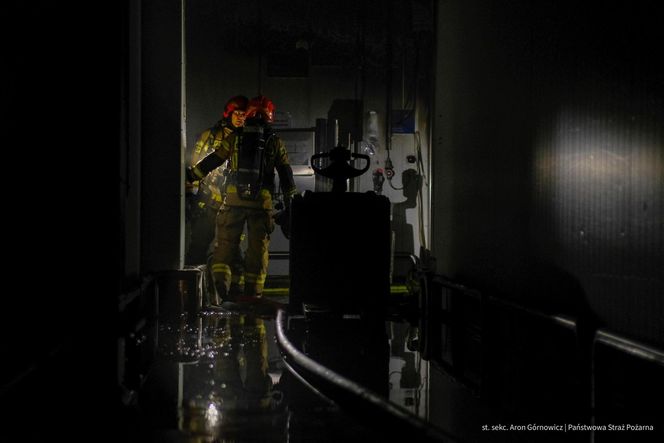  Kawle. Pożar zakładu przetwórstwa drobiowego. 120 strażaków walczy z żywiołem w czwartek, 14 sierpnia. Jeden z nich zaginął [ZDJĘCIA]