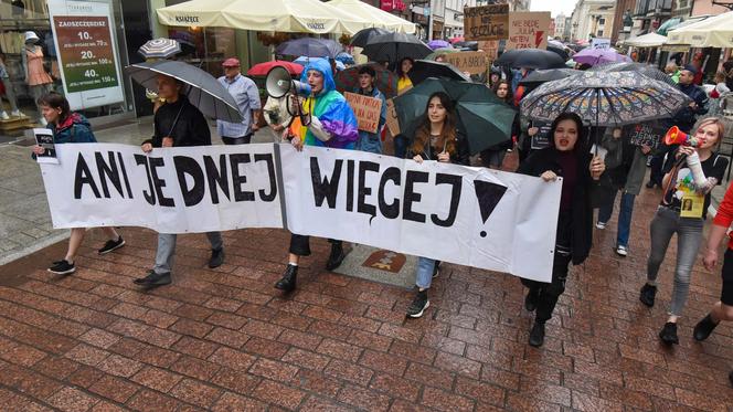 Tłum zwolenników aborcji protestował w centrum miasta. Manifestacja ruszyła pod kurię biskupią i siedzibę PiS