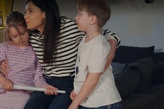 M jak miłość, odc. 1738. Iza (Adriana Kalska), Szymek (Staś Szczypiński), Maja (Laura Jankowska)