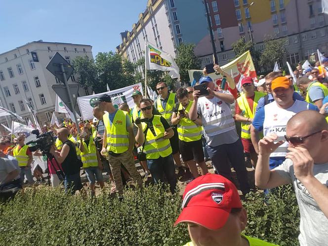 Górnicy protestują przed siedzibą PiS