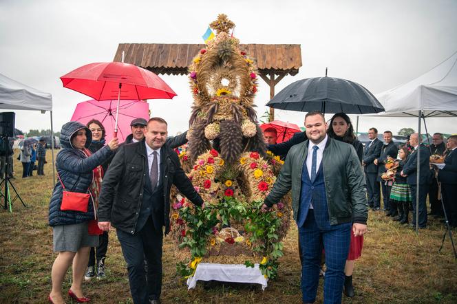 Pogoda się nie udała, ale za to dożynki tak. W Radawcu wystąpił zespół Wilki [GALERIA]