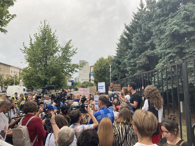 Manifestacja "Nigdy nie będziesz szła sama" w Warszawie. Strajk Kobiet pod Komendą Stołeczną Policji