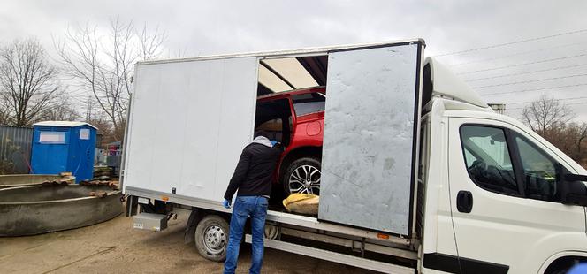 Kradli samochody i rozbierali je na części. Dziupla samochodowa na Ochocie rozbita 