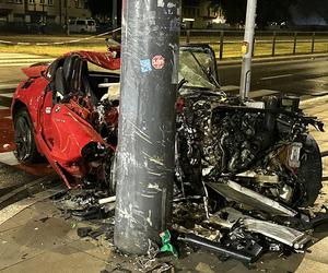 Kierujący sportowym BMW uderzył w słup tramwajowy w Warszawie. Dwie osoby ranne