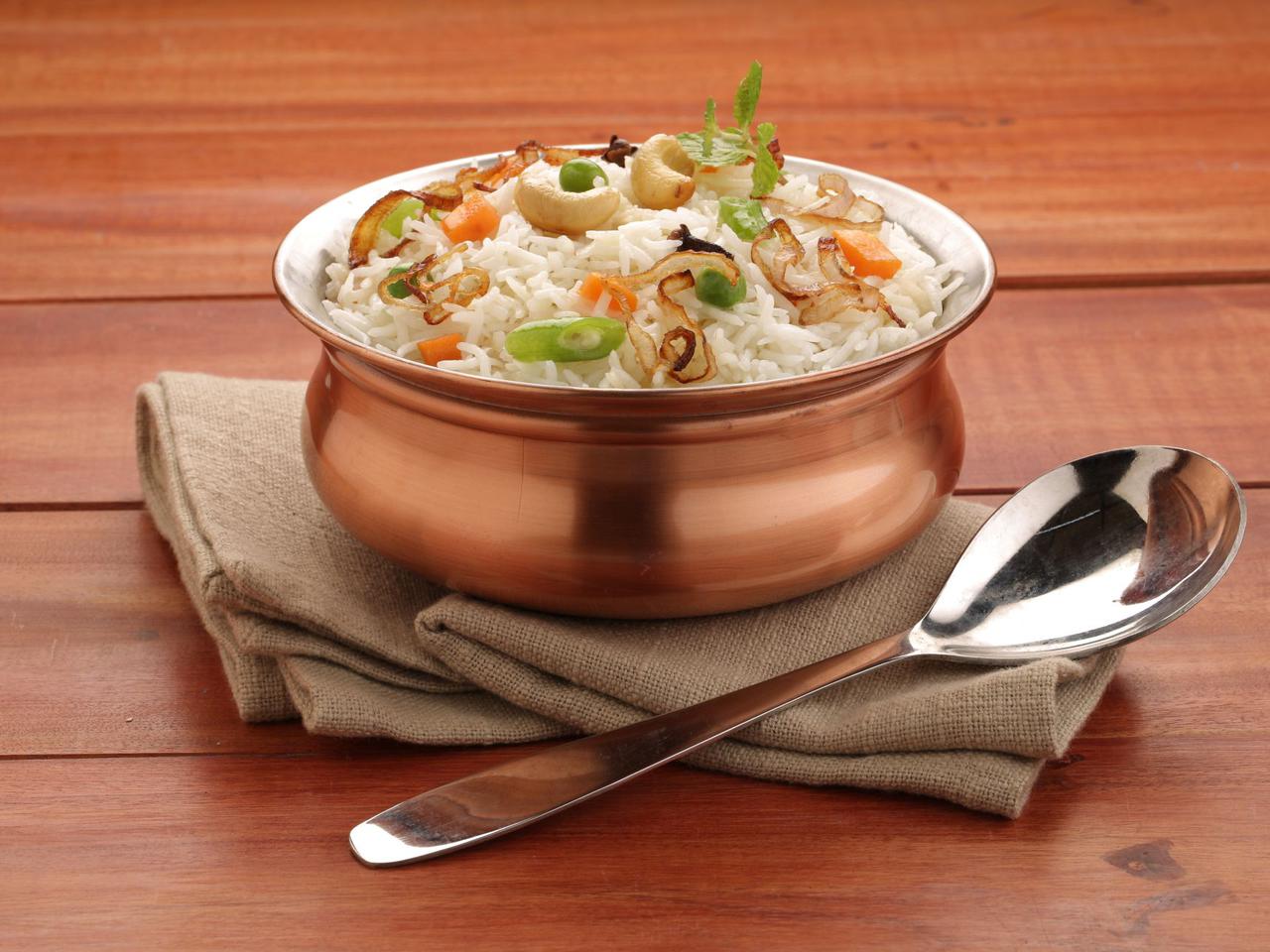 Ryż z marchewką i orzechami - ciepła kolacja, która syci i koi