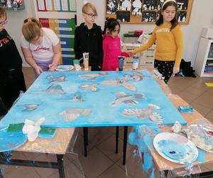 W ramach akcji Malujemy sercem uczniowie SSP STO w Siedlcach stworzyli 11 prac plastycznych