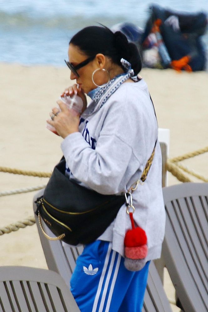 Kayah. Leczyła gardło i opalała kolana