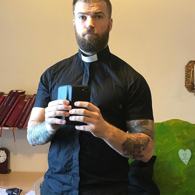 O takim proboszczu marzy każda parafianka