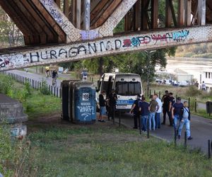 Wypadek na Bulwarach Wiślanych. 15 latka spadła z mostu.