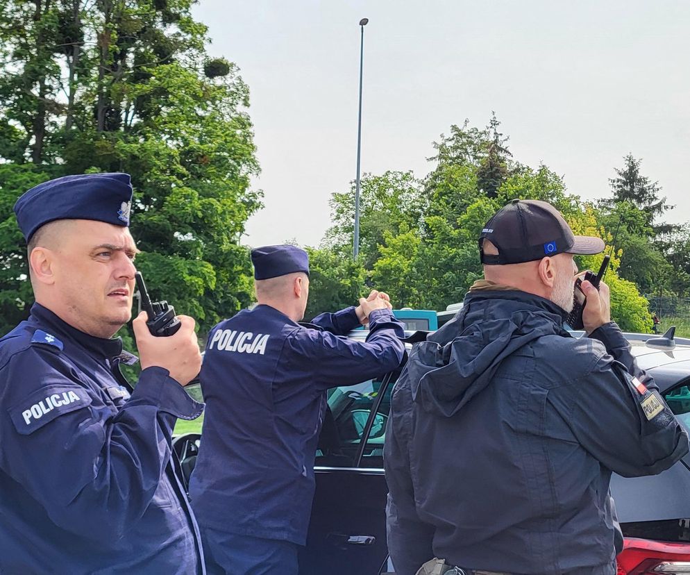 Ćwiczenia antyterrorystów na dworcu autobusowym w Toruniu. Były strzały, dym i wybite szyby [GALERIA]