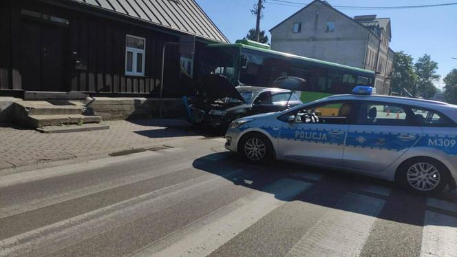 Motorowerzysta zginął pod kołami ciężarówki. Autobus wjechał w dom [ZDJĘCIA]