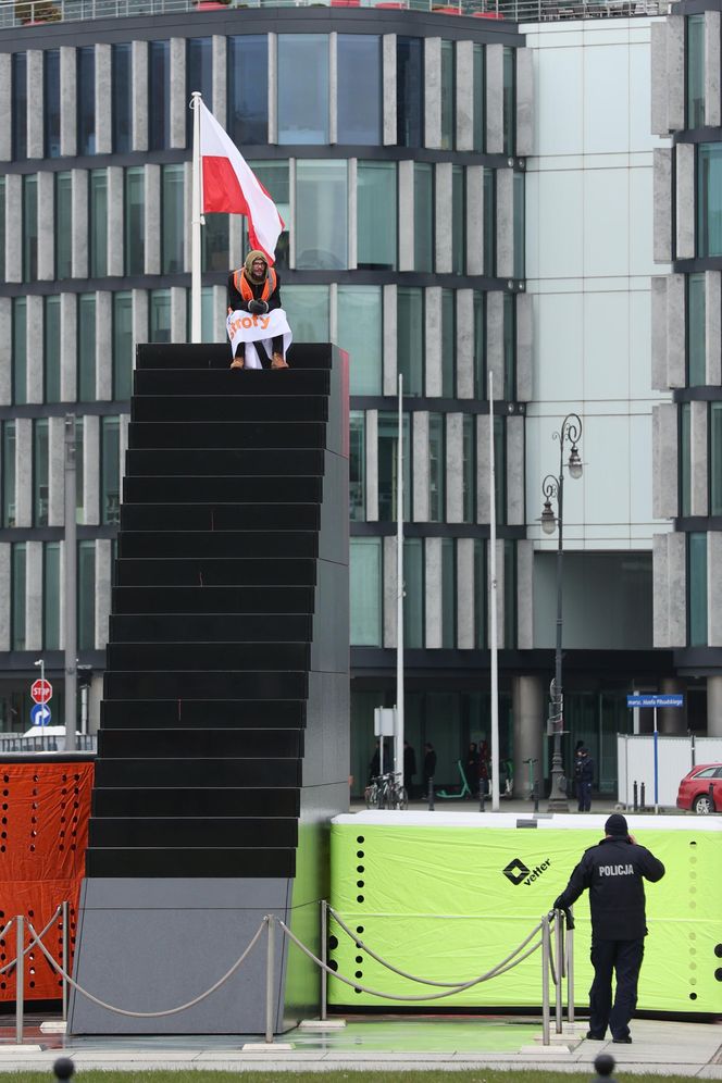 Pomnik smoleński oblany sztuczną krwią