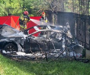 Drogowcy montują progi zwalniające na ul. Vogla. Rok temu rozpędzone BMW z trzema mężczyznami wbiło się tu w drzewo i spłonęło