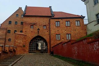 Kierunek: Grudziądz. Kuszą tężnia w szklanej piramidzie i unikatowe spichrze nad Wisłą. Z jednej strony są jak kamieniczki, z drugiej jak mury obronne