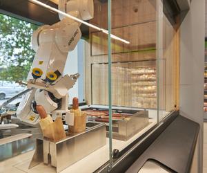 Robot robi hot-dogi w Żabce
