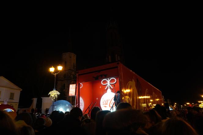 Ciężarówka Coca-cola w Białymstoku! Świąteczna atrakcja przyciągnęła tłumy mieszkańców na Rynek Kościuszki