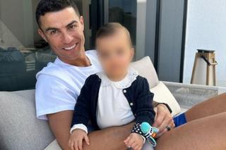 Cristiano Ronaldo pokazał zdjęcie z córeczką Bellą Esmeraldą. Wdała się w tatusia? Zobacz sam i oceń!