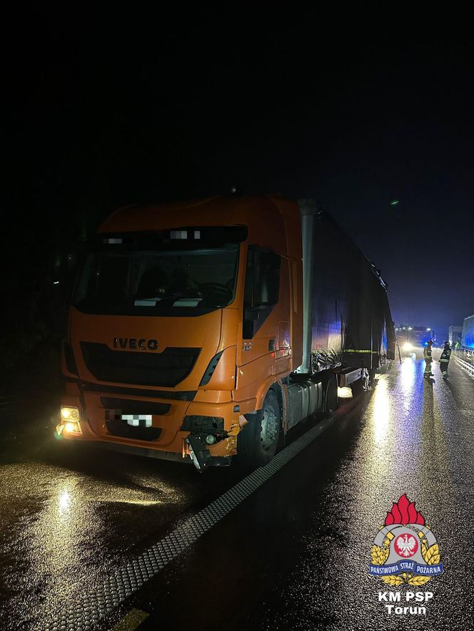 Wypadek pod Toruniem. Znicze wysypały się na drogę