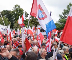 Zwolennicy Karola Nawrockiego pod Sejmem 6.08.2025