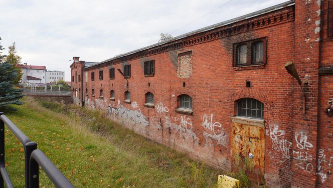 Koszary Dragonów zostaną zagospodarowane. Miasto wystawiło na sprzedaż jedną z nieruchomości [ZDJĘCIA]