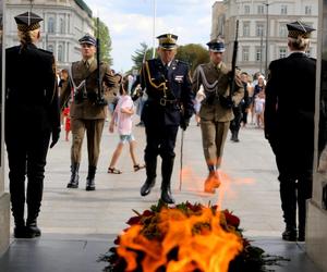 Niezwykła zmiana warty. Strażnicy miejscy przy Grobie Nieznanego Żołnierza w Warszawie