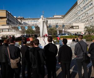 Wierni modlą się za papieża Franciszka. Tłum pod kliniką Gemelli w Watykanie