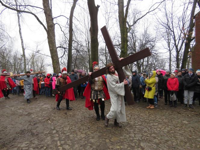 Misterium Męki Pańskiej na kalwaryjskim wzgórzu w Piekarach Śląskich