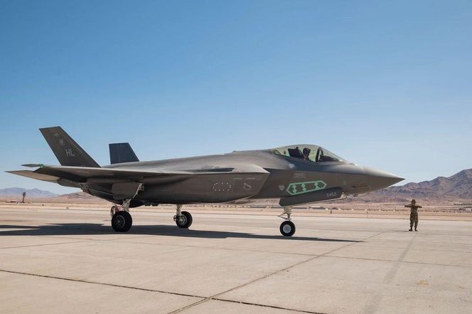 F-35A z bombą B61-12