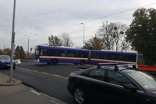 Autobusy (ledwo) przeciskają się przez torowisko przed mostem Bernardyńskim. Czy nie mogłyby zawracać na rondzie? 